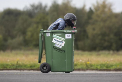 La poubelle (un conteneur à roulettes) la plus vite au monde... 