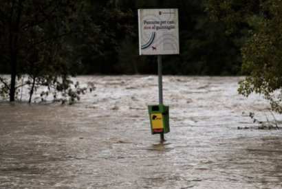Poubelle Bravo pour crottes de chiens resiste aux inondations au Tessin