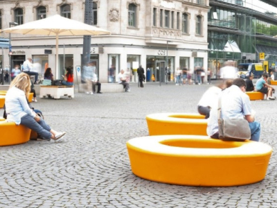 Out-Sider Loop als temporäre Sitzbank in Frankfurt