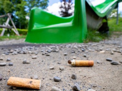 Analyse: Zuviele Zigarettenstummel auf Schweizer Kinder-Spielplätzen