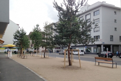 Pocket Park in Basel mit miramondo-Sitzbänken 