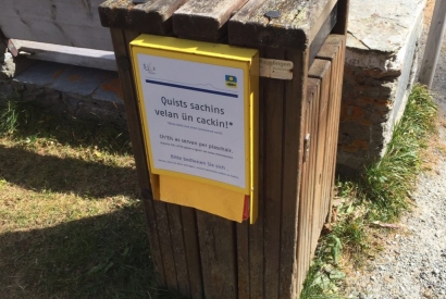 Bravo Hundekotbeutel-Dispenser in Romanisch auf Abfallbehälter Rustico